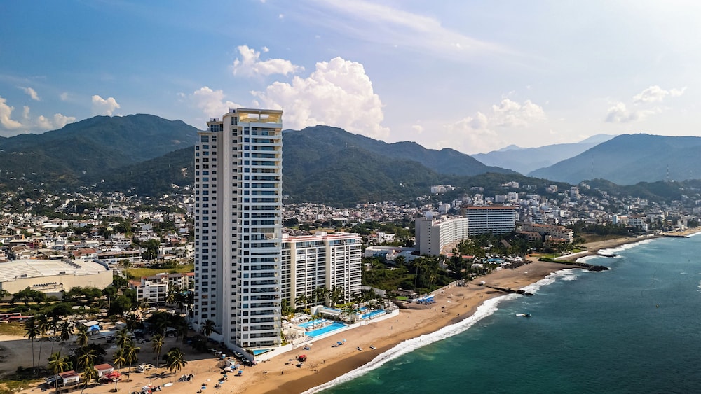 Stunning Beachfront Condo - Sea Views