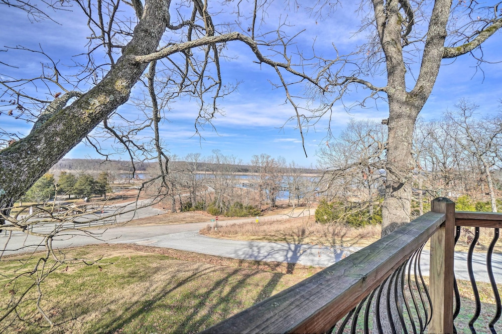 'sunset Bluff Treehouse': On Bull Shoals Lake! view 2