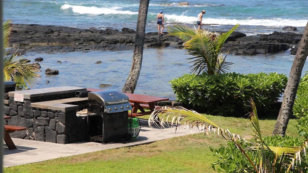 Kona Bali Kai 223 - Oceanfront 2 Bedroom Condo by RedAwning