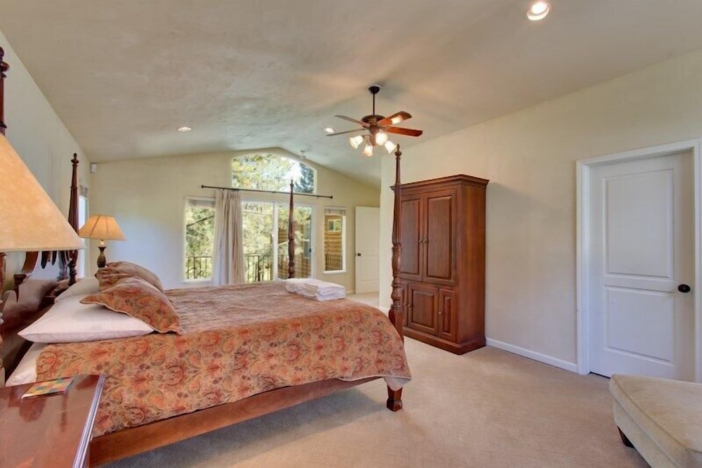 1261 Country Club Drive