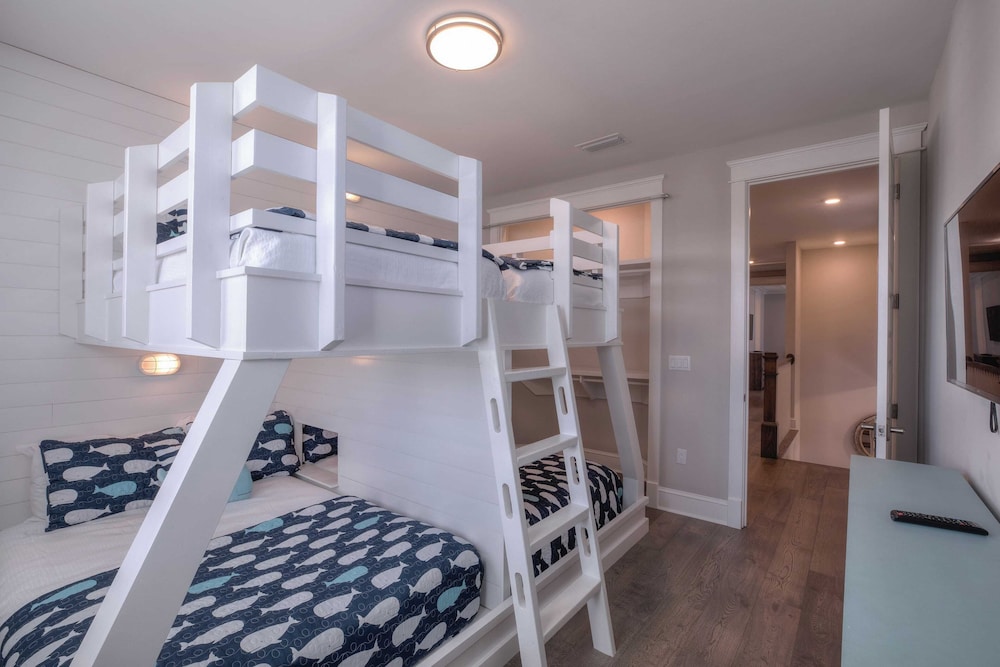 Coconut Cove by Avantstay Deck w/ Hot Tub, Access to 2 Pools