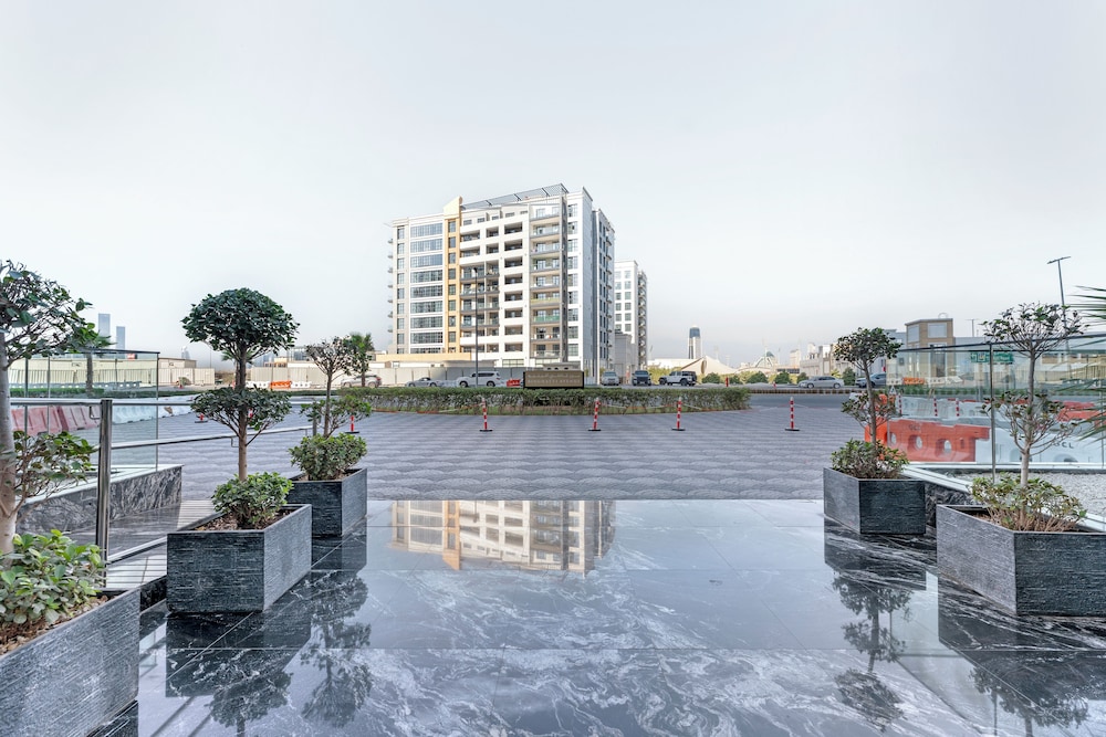 Modern 1BR with Pool and Gym Al Jaddaf
