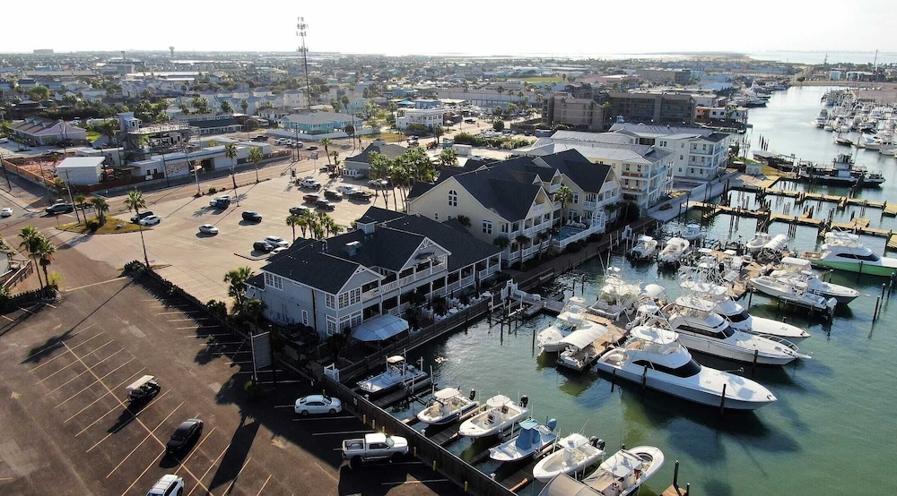 Dolphin at Trout Street Queen Suite w/ Kitchenette Marina-front + Patio