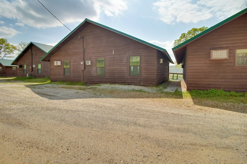 Cabin Getaway in Mountain View w/ Porch + Grill