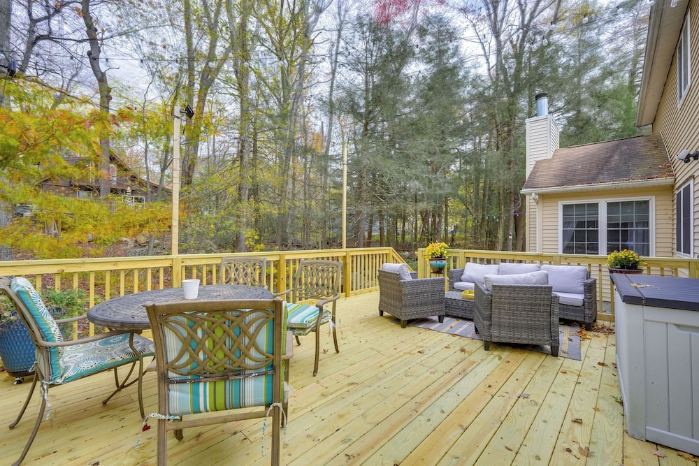 Private Hot Tub! Tobyhanna Getaway 12 Mi to Slopes
