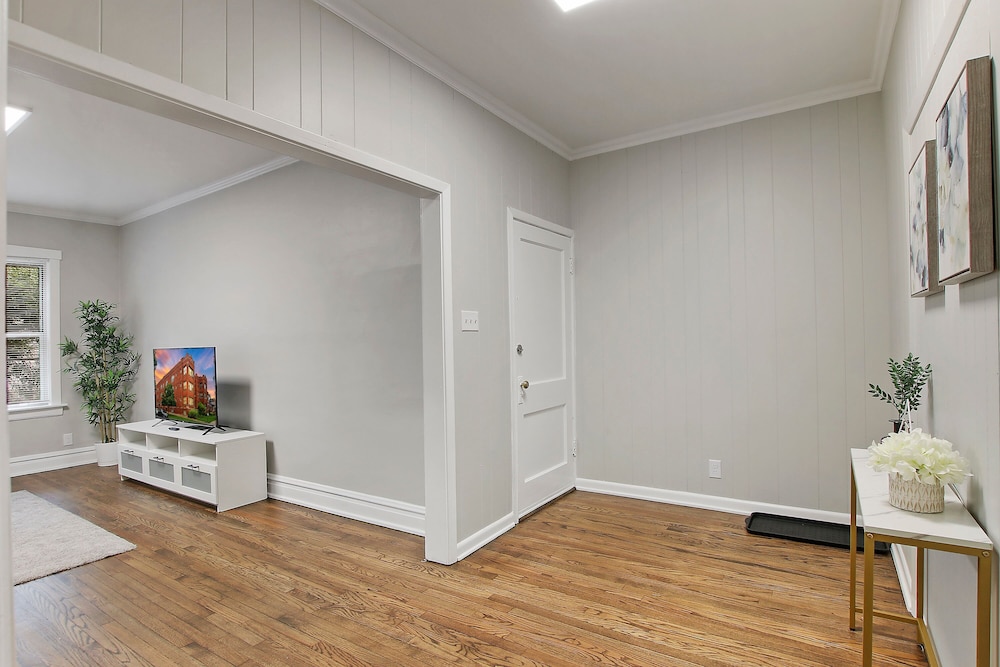 Chic 2BR Apt - Roscoe 1