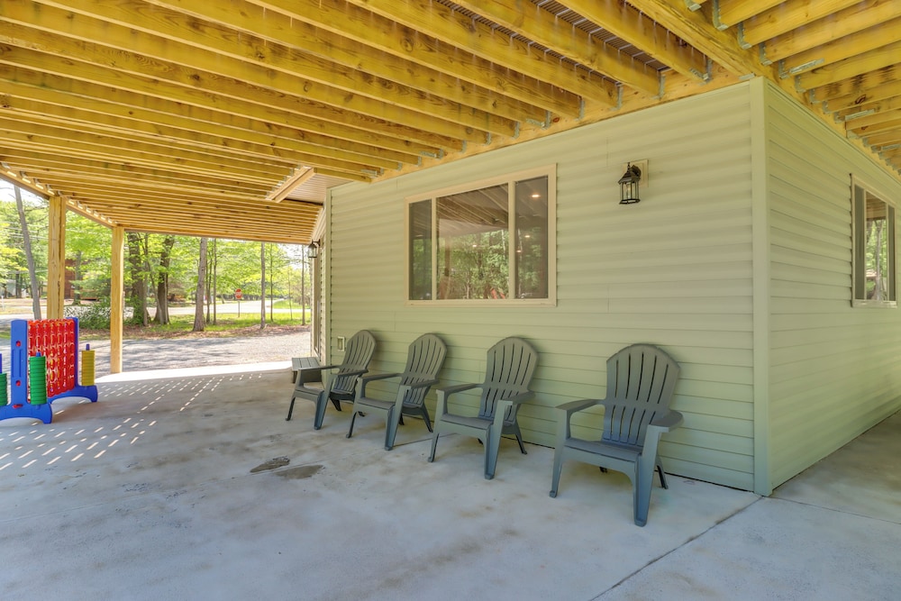 Hot Tub & Community Beach: Albrightsville Home!