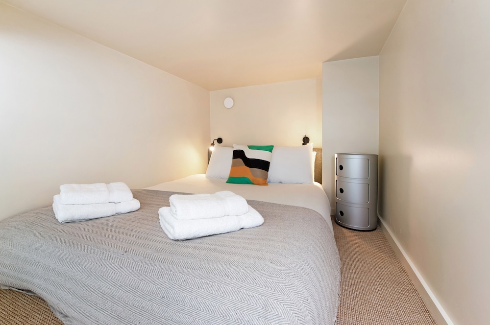 Grand Studio Suite in Historic Camden Terrace
