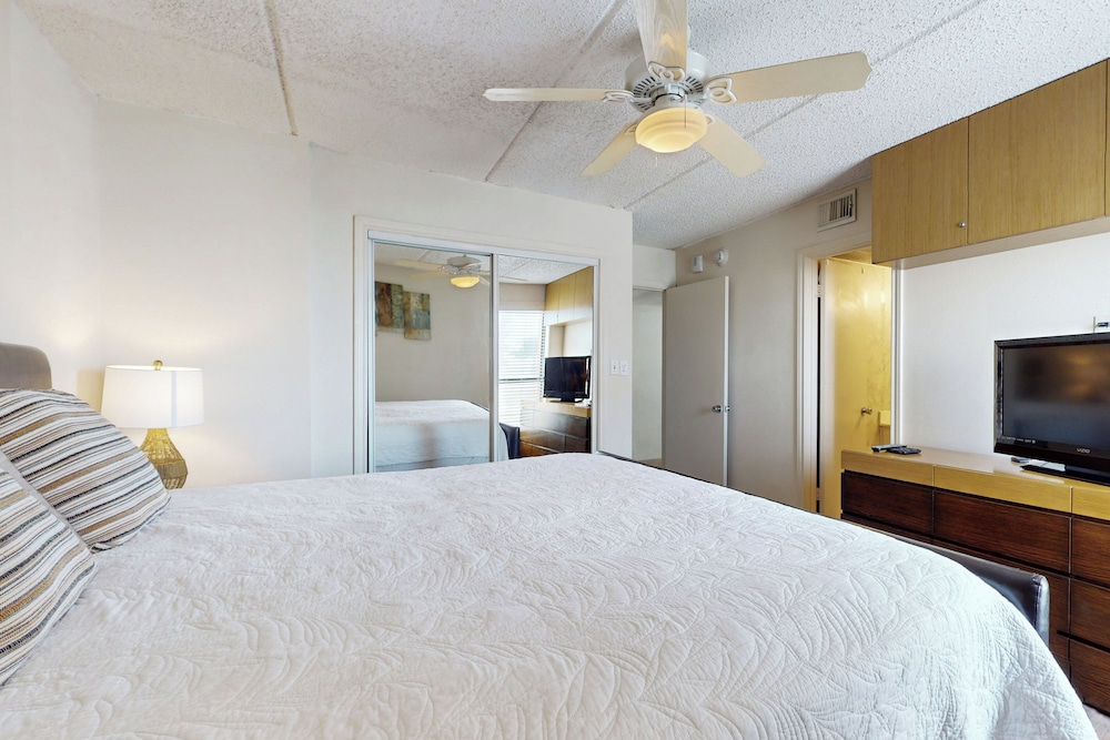 Gulf-view Corner 3BR w/ Balcony & Luxe Amenities