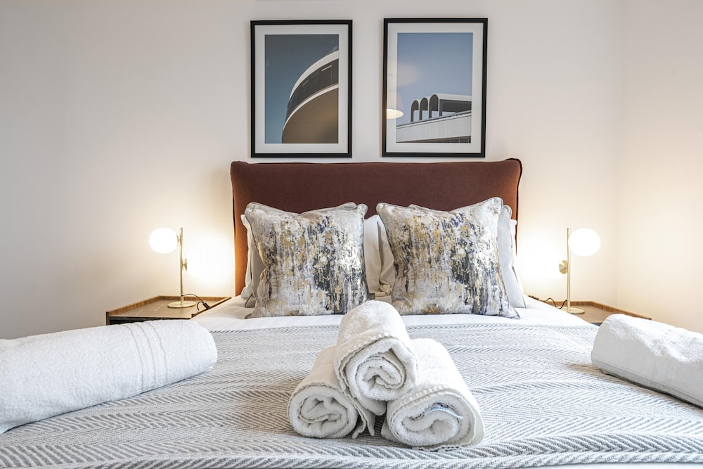 Flat With Skyline City Views view 4
