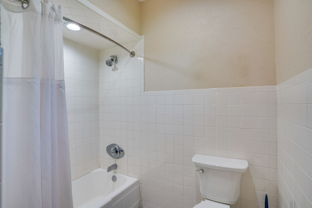 Lakefront Winter Haven Retreat: Hot Tub & Patio!