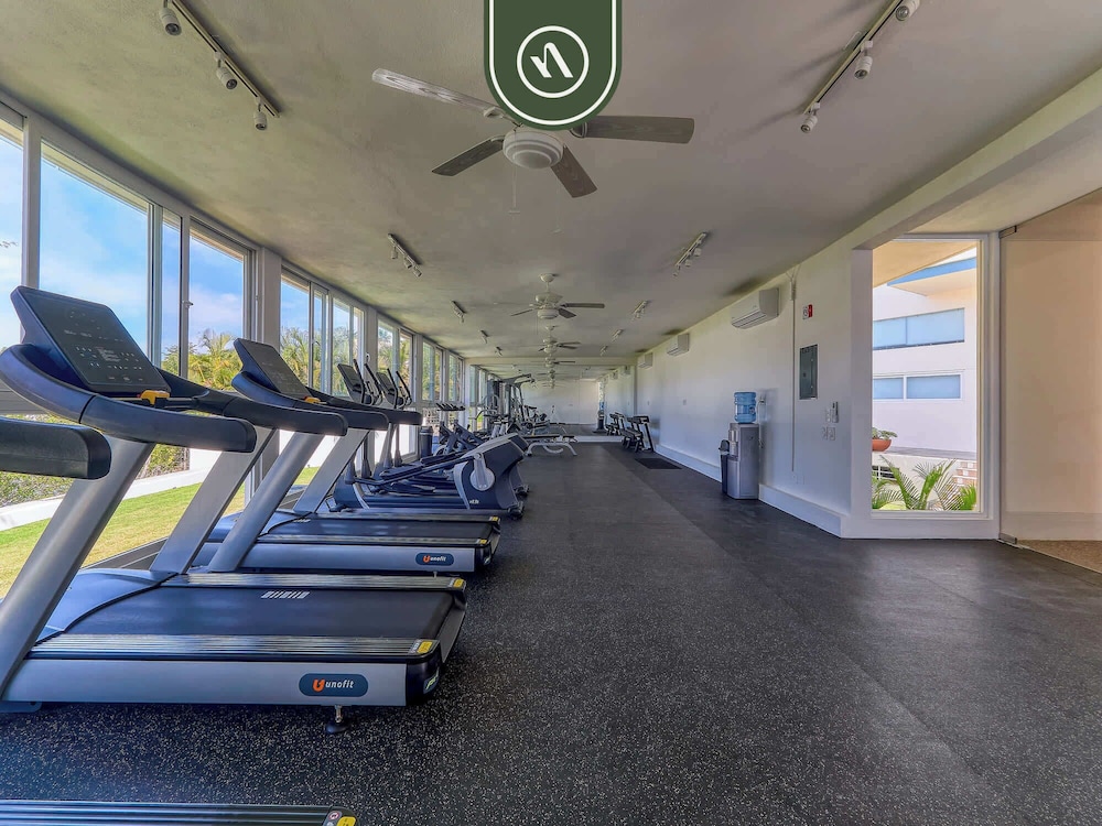Brand New 1 BR Condo - Pool - Jacuzzi - Gym