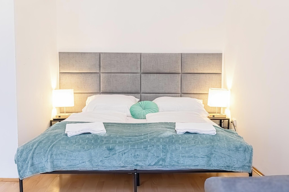 Budget 2BR Apt for 5 Wiener Stadthalle