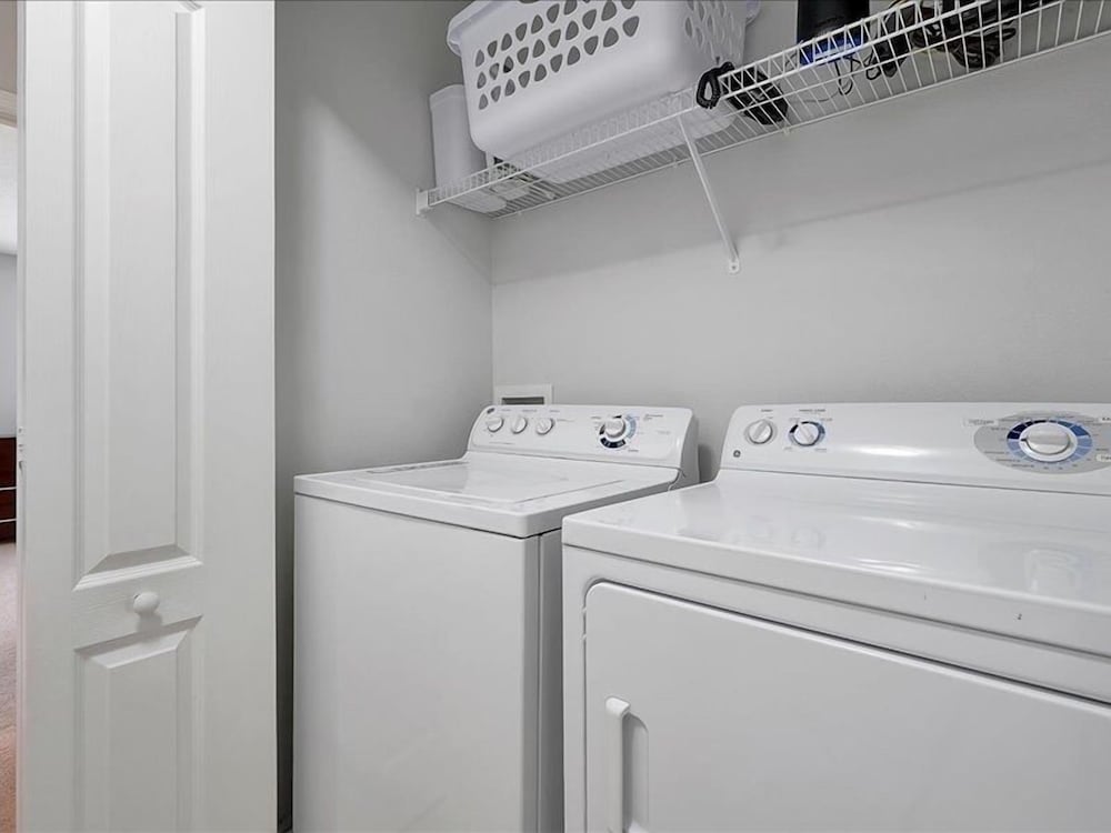 Adorable Townhome Remodeled With Comfort And Relaxation In Mind! Splash Pool! 4 Bedroom Townhouse
