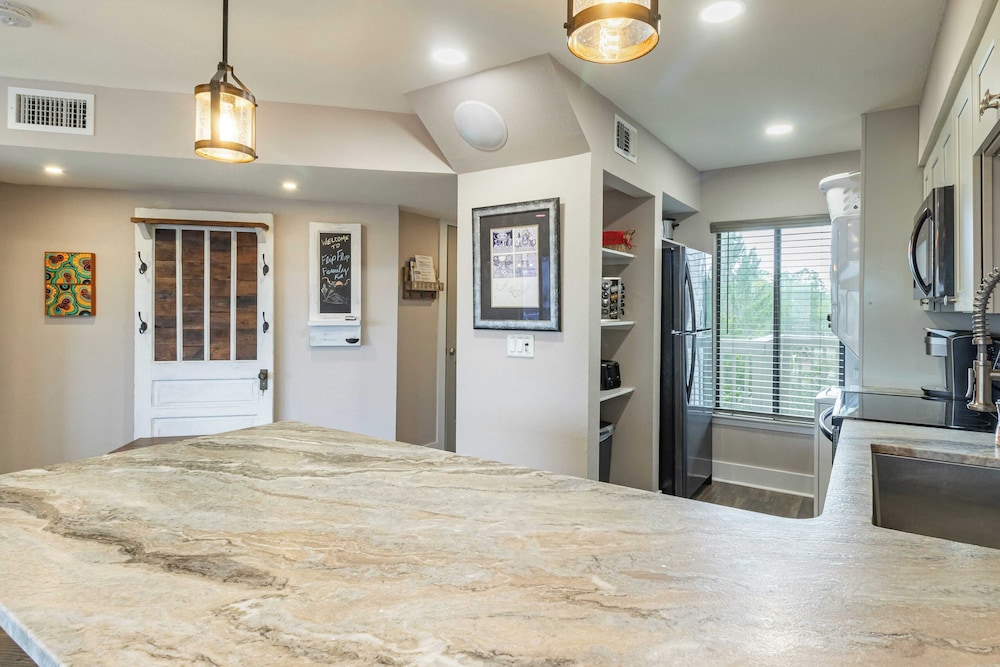 2 Condos, Steps to the Beach Pool+hot Tub, Balcony Lounge Triton & Sea Haven