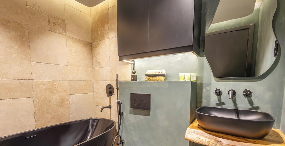 LUX Contemporary Marina View Suite 7