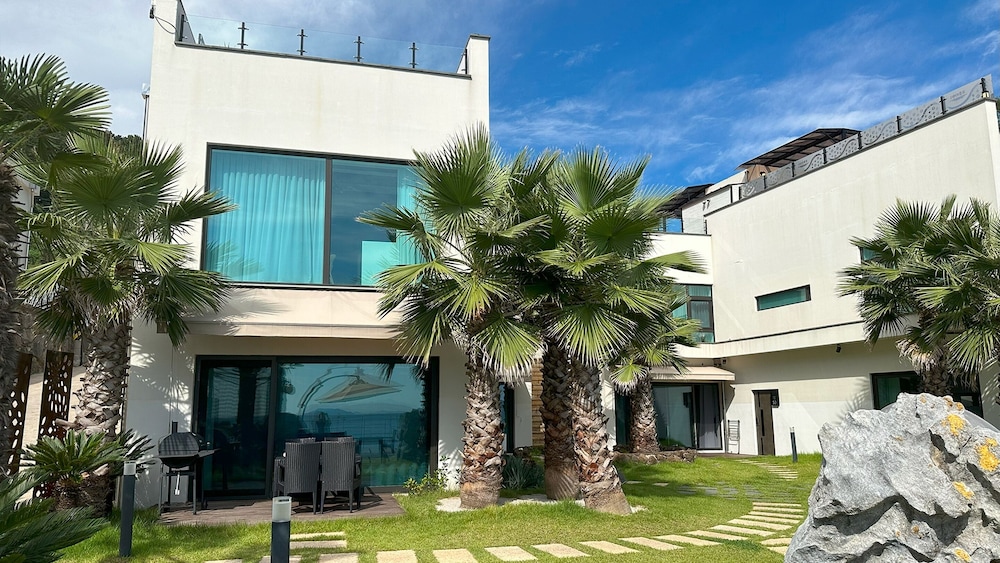 Namhae Orosy Bada Pool Villa & Pension