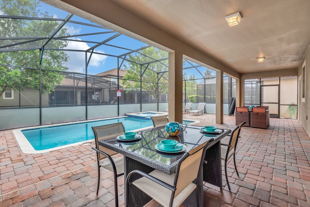 Warm and Inviting Family Villa! Themed Rooms, Movie Room and Upstairs Entertainment Loft - Image 3