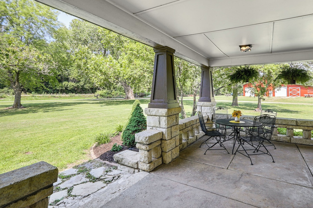 Pet-friendly Home: Grill & Fire Pit in Manhattan view 4