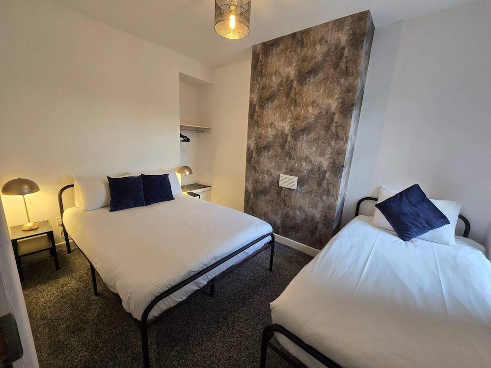 4 Bed-sleeps 9-private Garden-free Parking