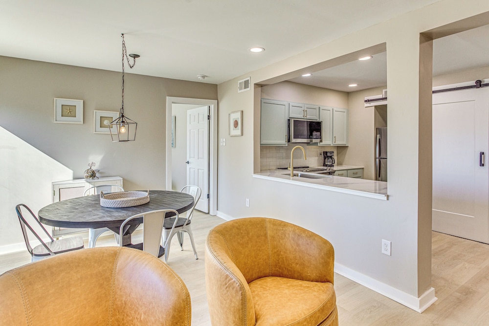 Walk to Ocean: Pool-view Condo in Myrtle Beach!