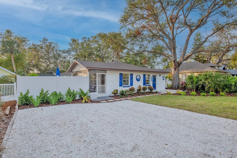 Royal Blue Downtown-gulfport-heated Pool