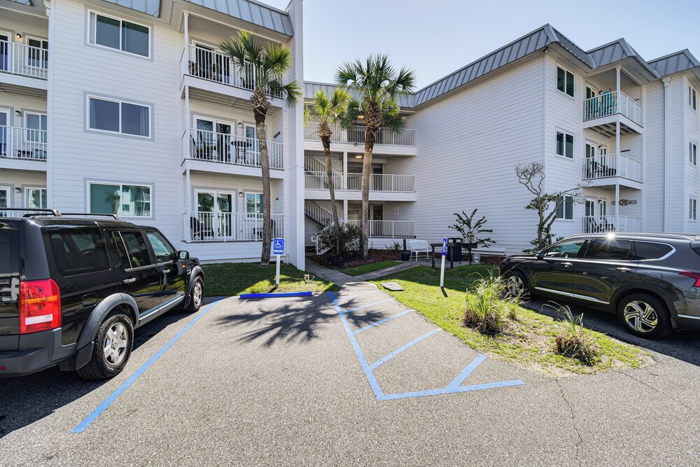 Beachfront Abode w/ Pool Access in Gulf Shores!