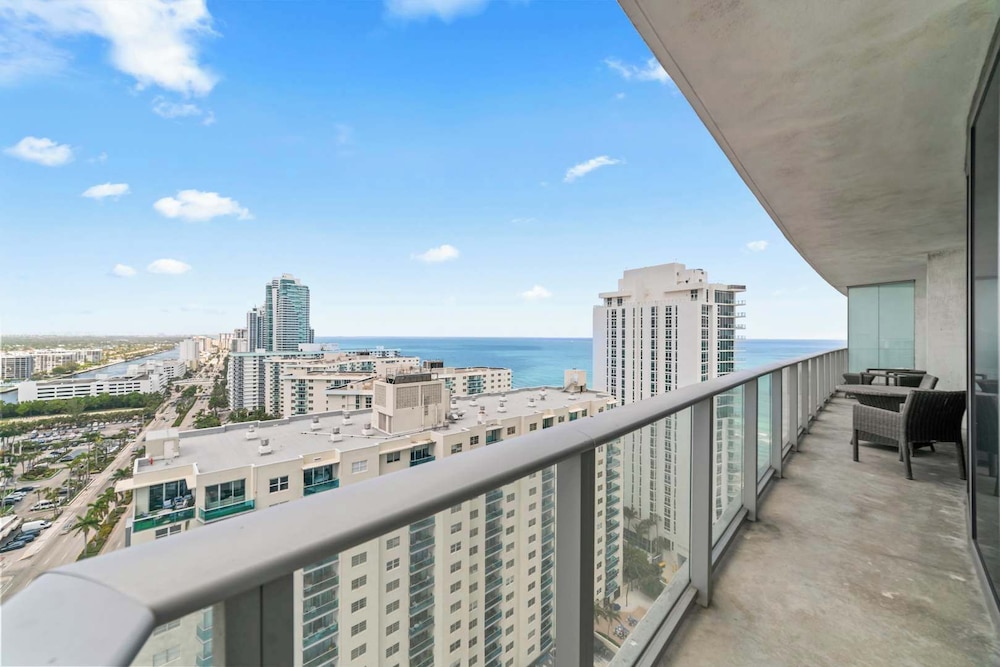Sunny Balcony - Beautiful Stay for 2 With Ocean Views & Resort Amenities