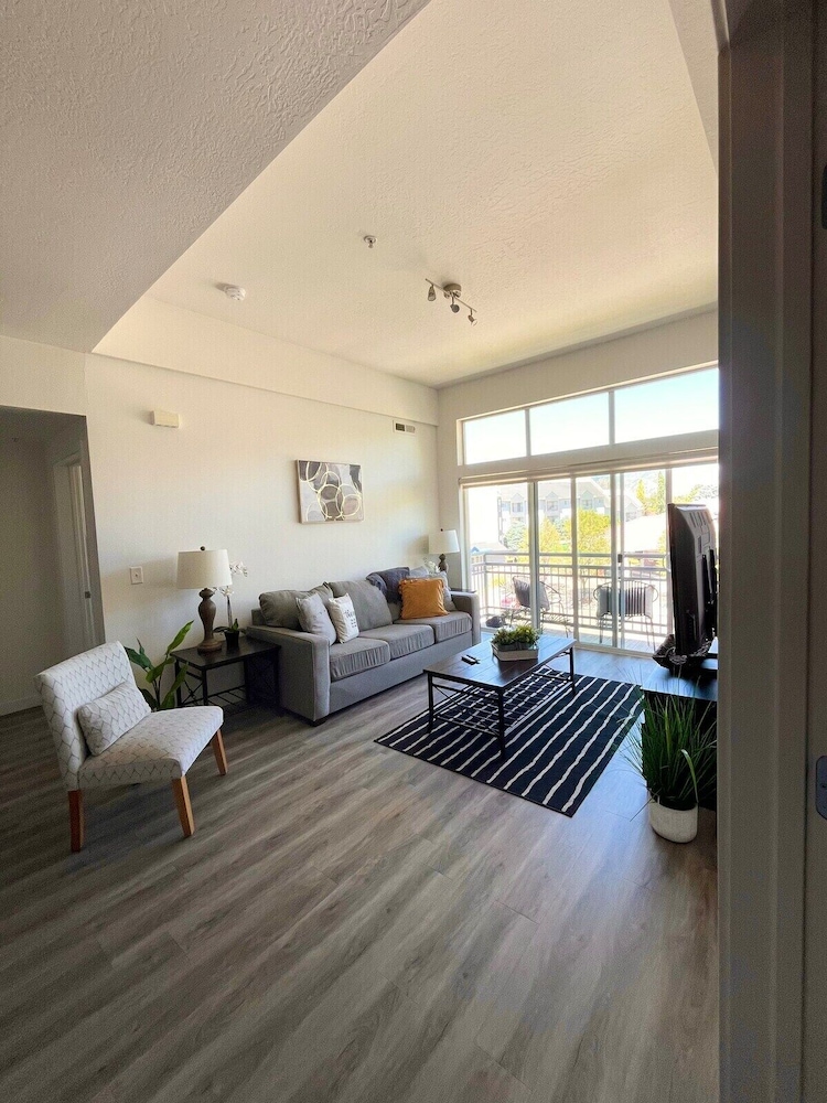Cozy Modern Resort Inspired Apt