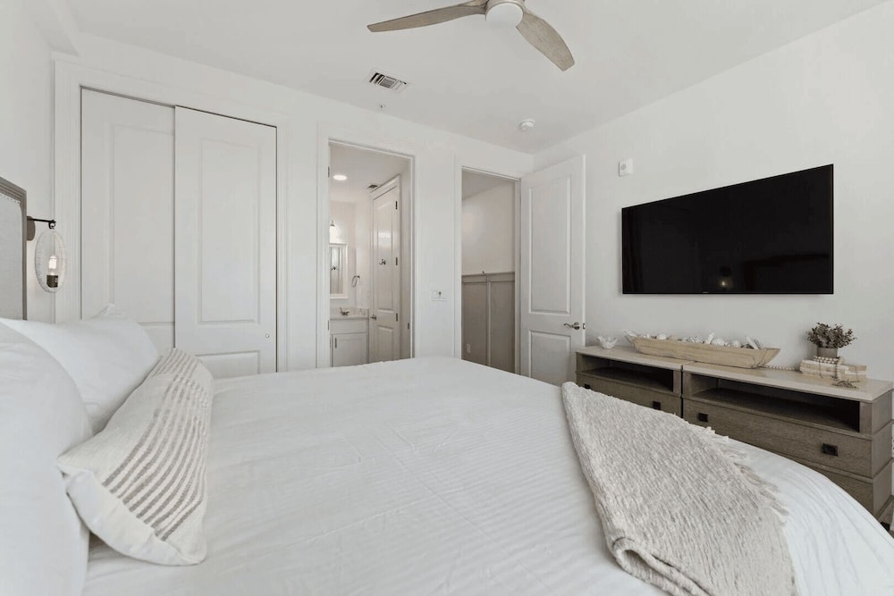 Steps to Beach w/ View, Pool + Tennis Luxe Top-floor Sea La Vie by Avantstay view 4