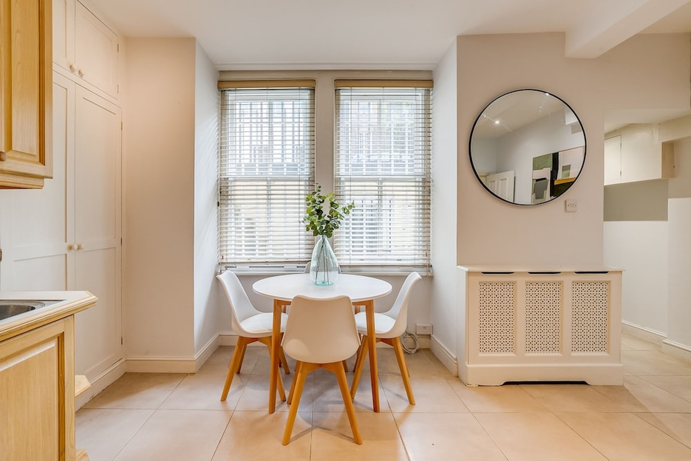 Belgravia - Charming Spacious 4 Bed Home for 9