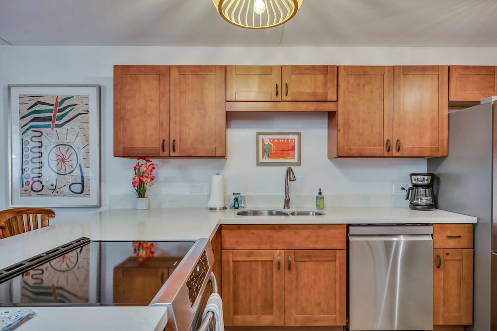 Cozy Hawaiian Unit! - Great Ocean View - Sleeps 4+ - Vrkcv