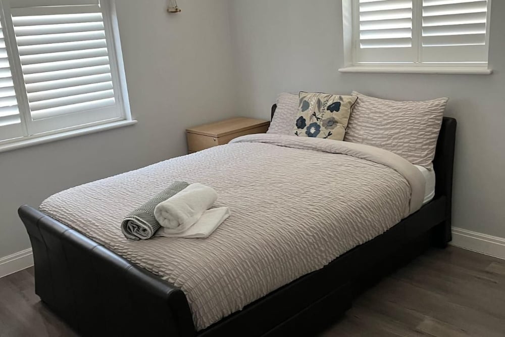 House - Sleeps 16, Parking, Pets Allowed & Jacuzzi