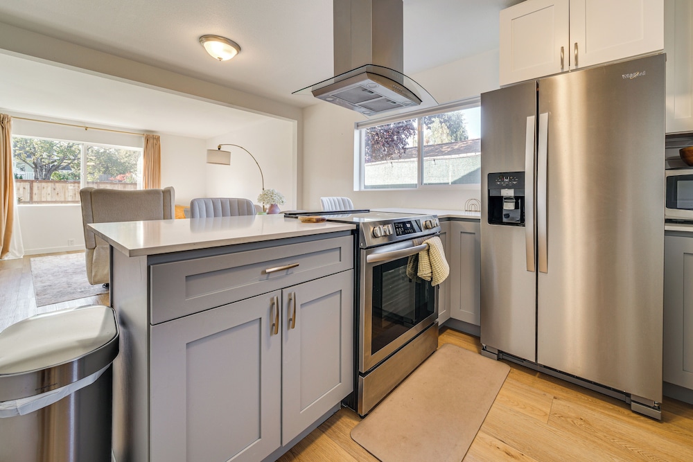 8 Mi to Downtown Seattle: Charming Home w/ Patio