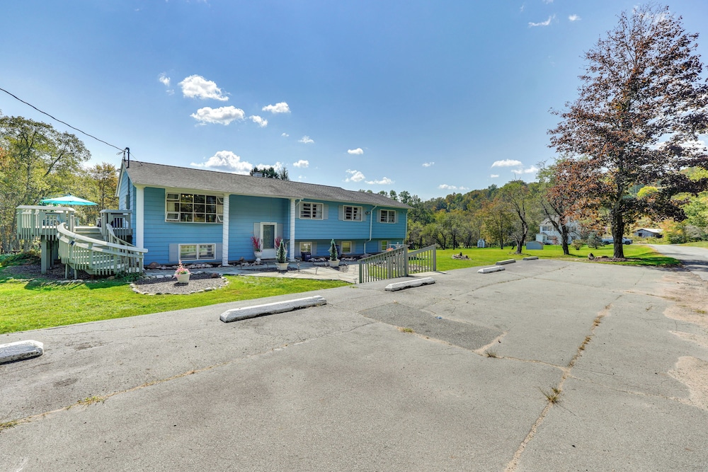 Peaceful 1-acre Parksville Home: Large Deck & Yard