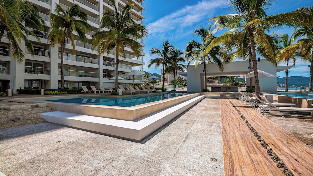 Gorgeous 1BR with Pools & Sea Views