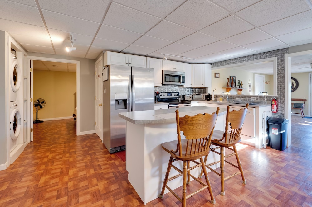 Couple's Retreat w/ Lake View in Newport!
