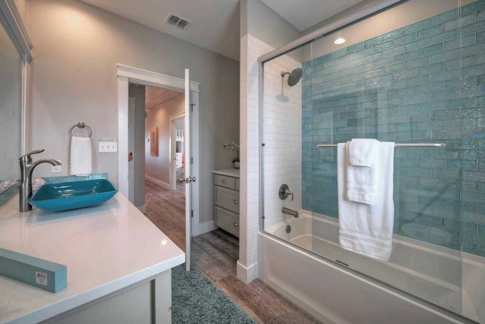 Sleeps 21, 2 Homes 2 Private Pools, Fire Pit, Swing Bar Walk to the Beach