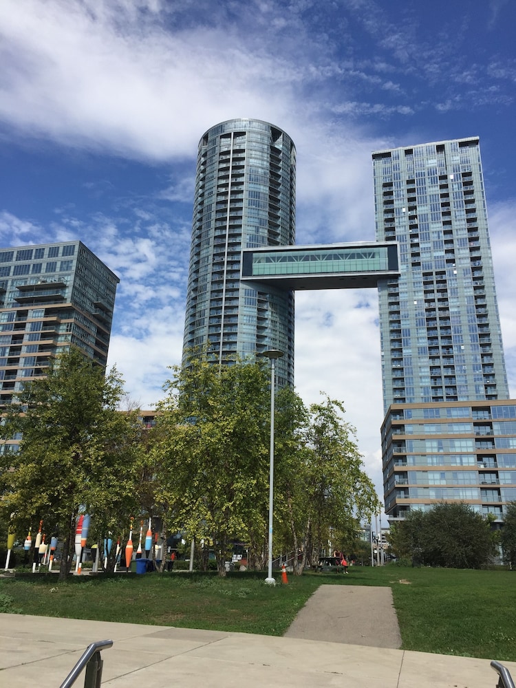 CN Tower View Design apart 3BD-2BA DT-0