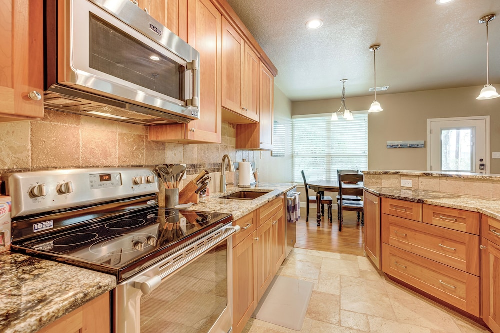 < 1 Mi to Comal Park: Peaceful Duplex w/ Yard!