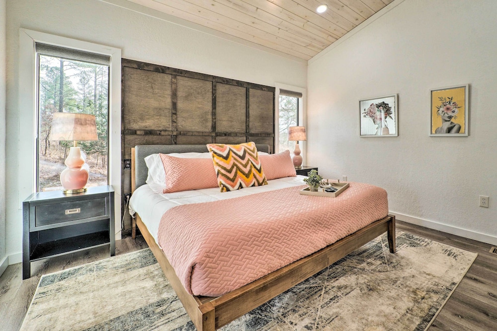 Broken Bow Cabin: Luxe Outdoor Area & Hot Tub view 5