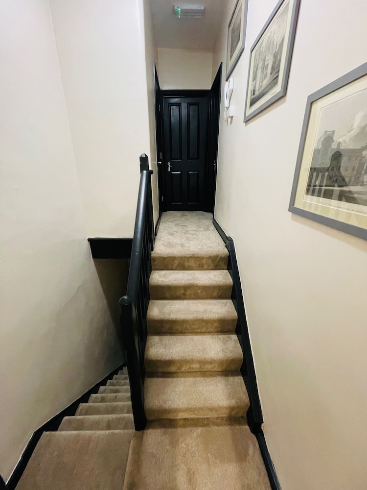Oxford Charm Apartment-comfort in Prime Location