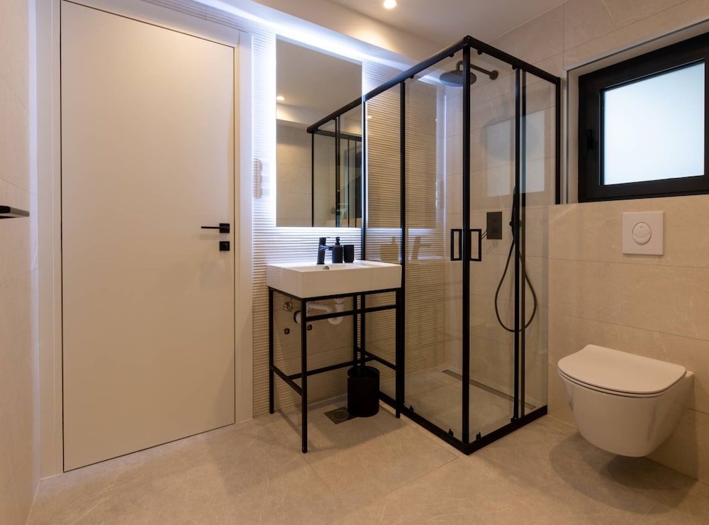Moonlit Mirage Villa With Pool, Gym and Sauna