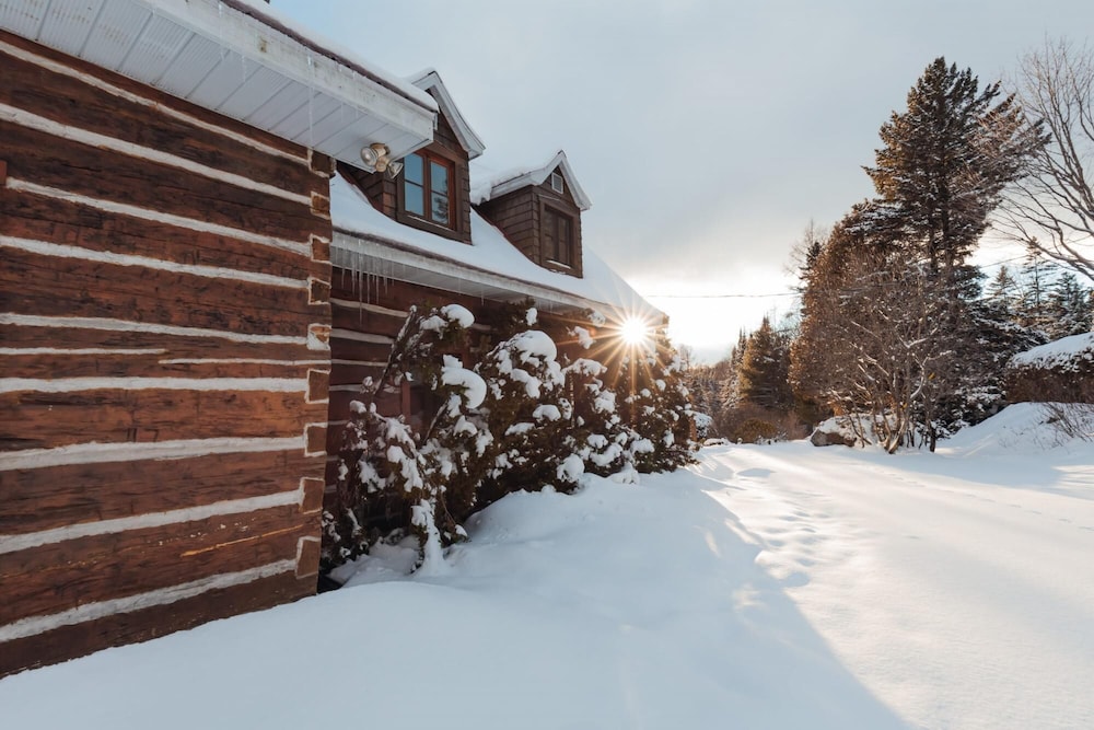 Manoir du Canard - 1800s Authentic Quebecois log Home With Modern Amenities
