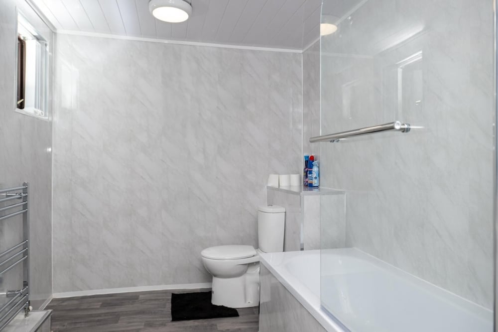 4-bedroom- Stoke-on-trent Sleeps 8- pet Friendly