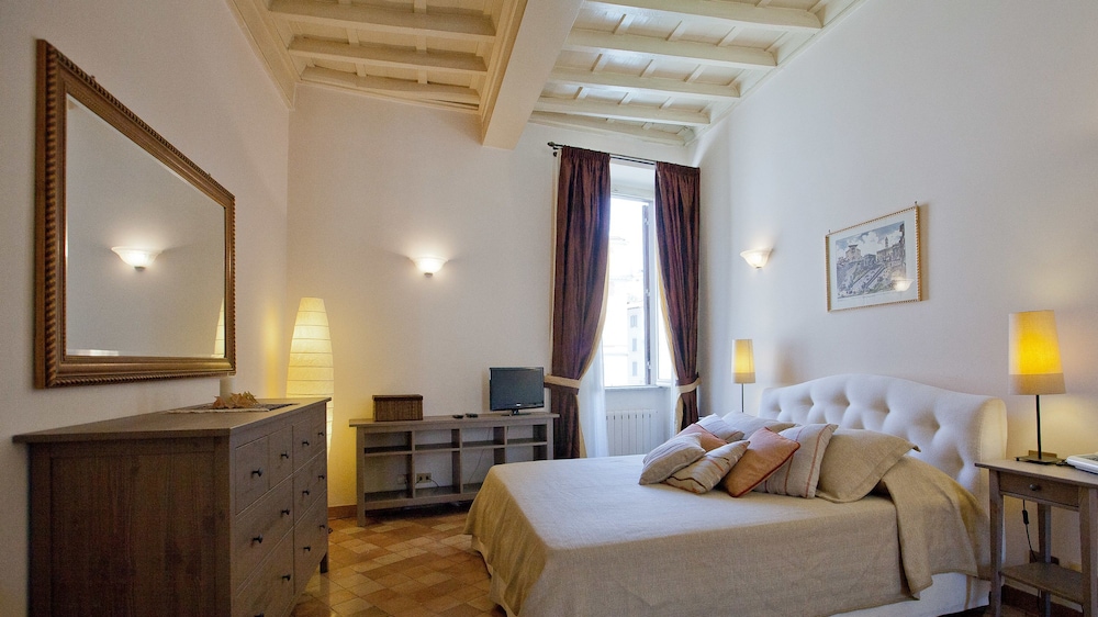 Rental in Rome Crociferi 1