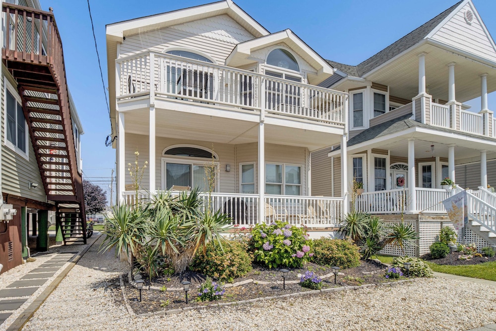 2 Blocks to Beach Access: Ocean City Adventure!