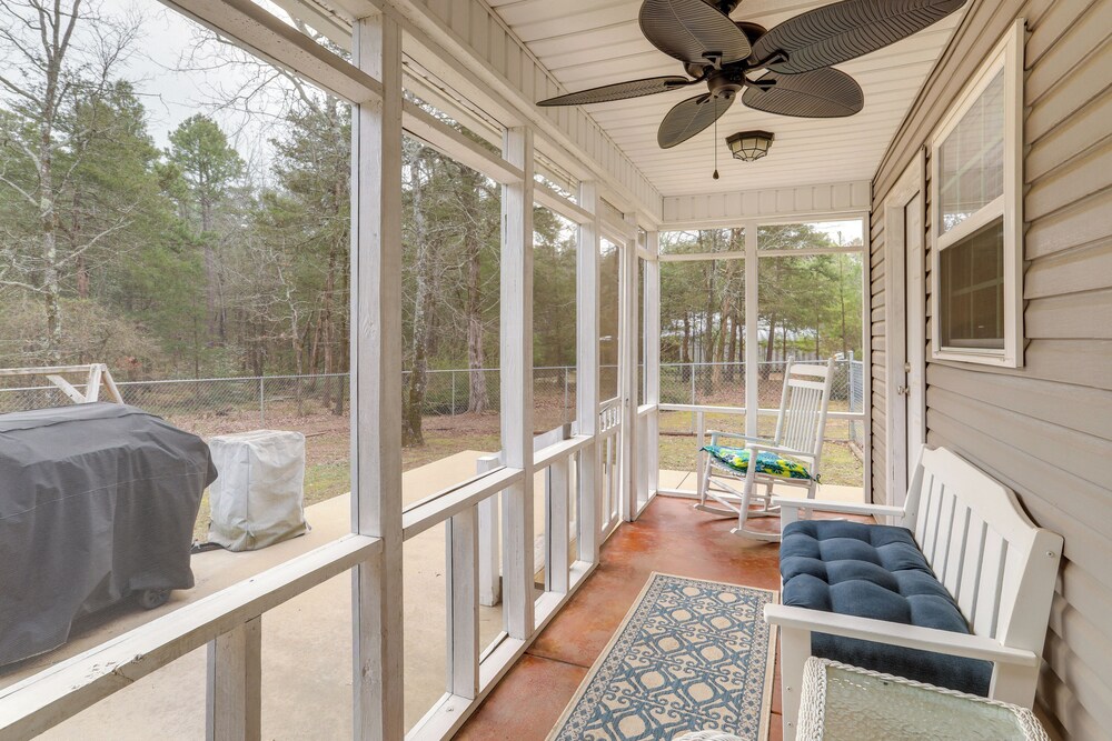 3 Mi to Greers Ferry Lake: Home w/ Screened Patio