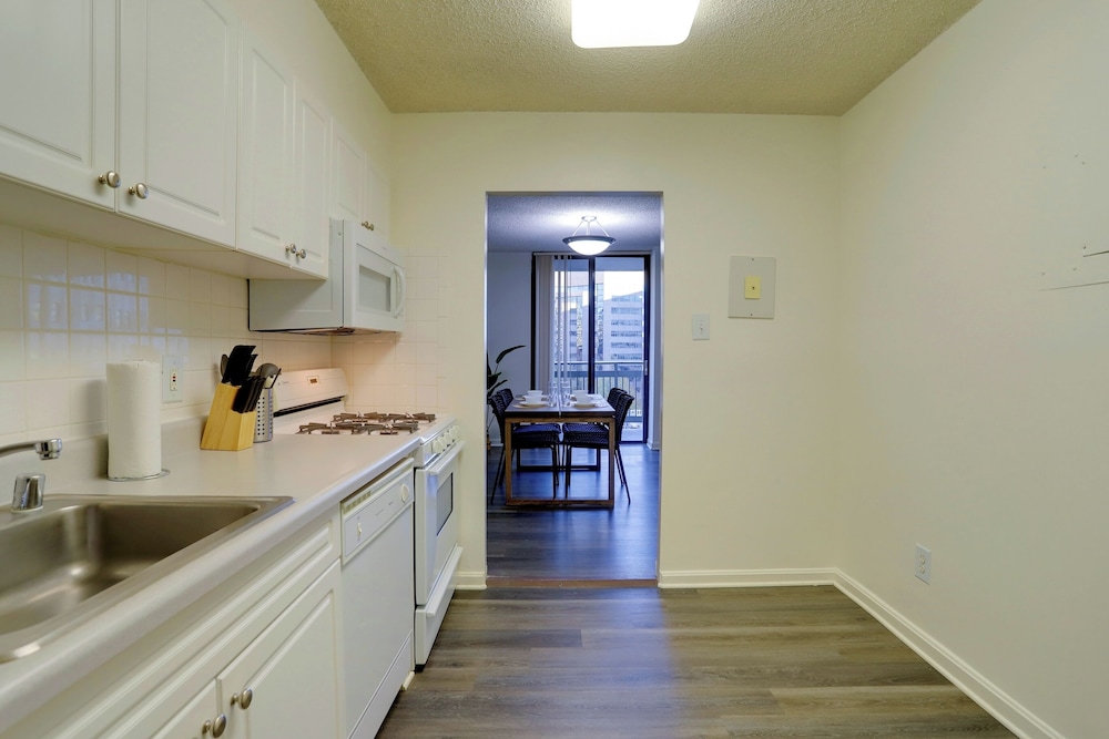 Stay with Comfort in Crystal City