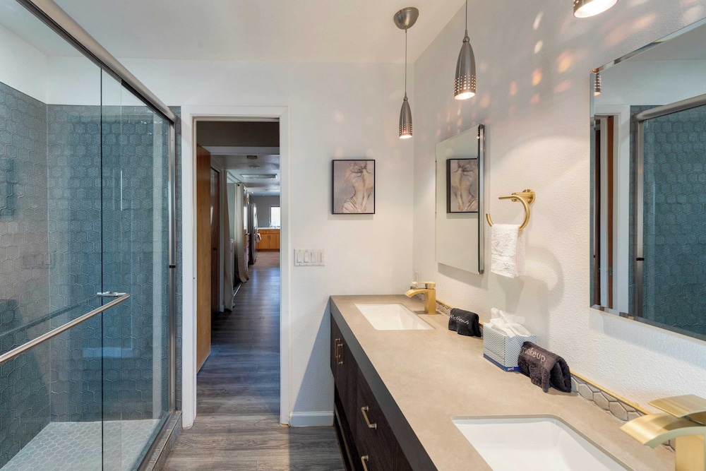 Mid-century Gem w/ Views, Hot Tub & Sunroom Lounge Red Rock Haven by Avantstay